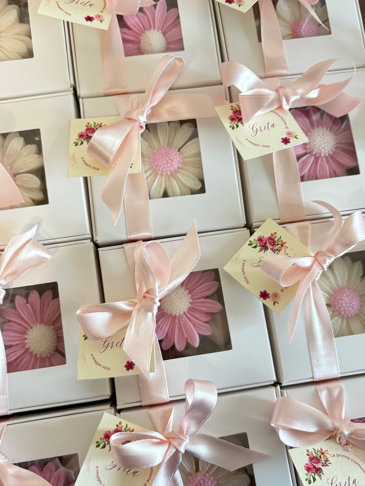 Bomboniere per comunione: candele a forma di margherita rosa e bianche in scatoline con nastro rosa e bigliettino con il nome e la data
