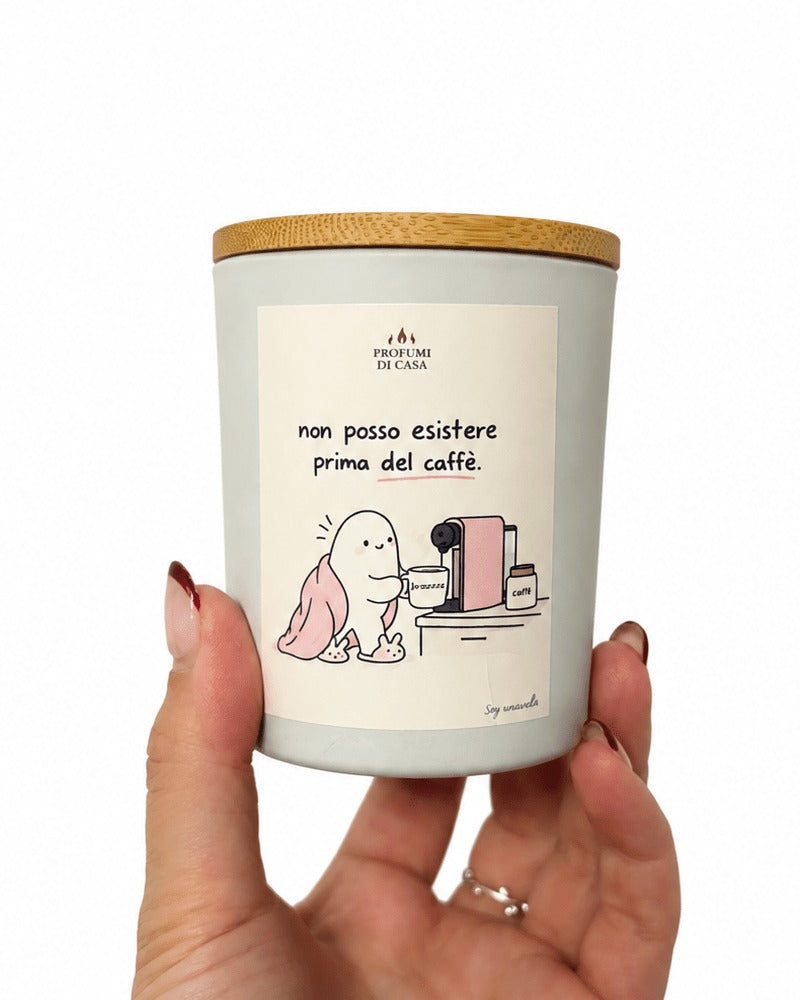 La candela Carol Â«Non posso esistere prima del caffÃ¨Â» tenuta in mano