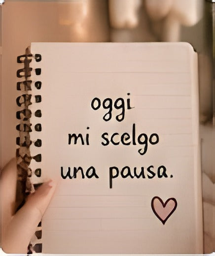 Quaderno a spirale con scritto a mano «oggi mi scelgo una pausa» e un cuore