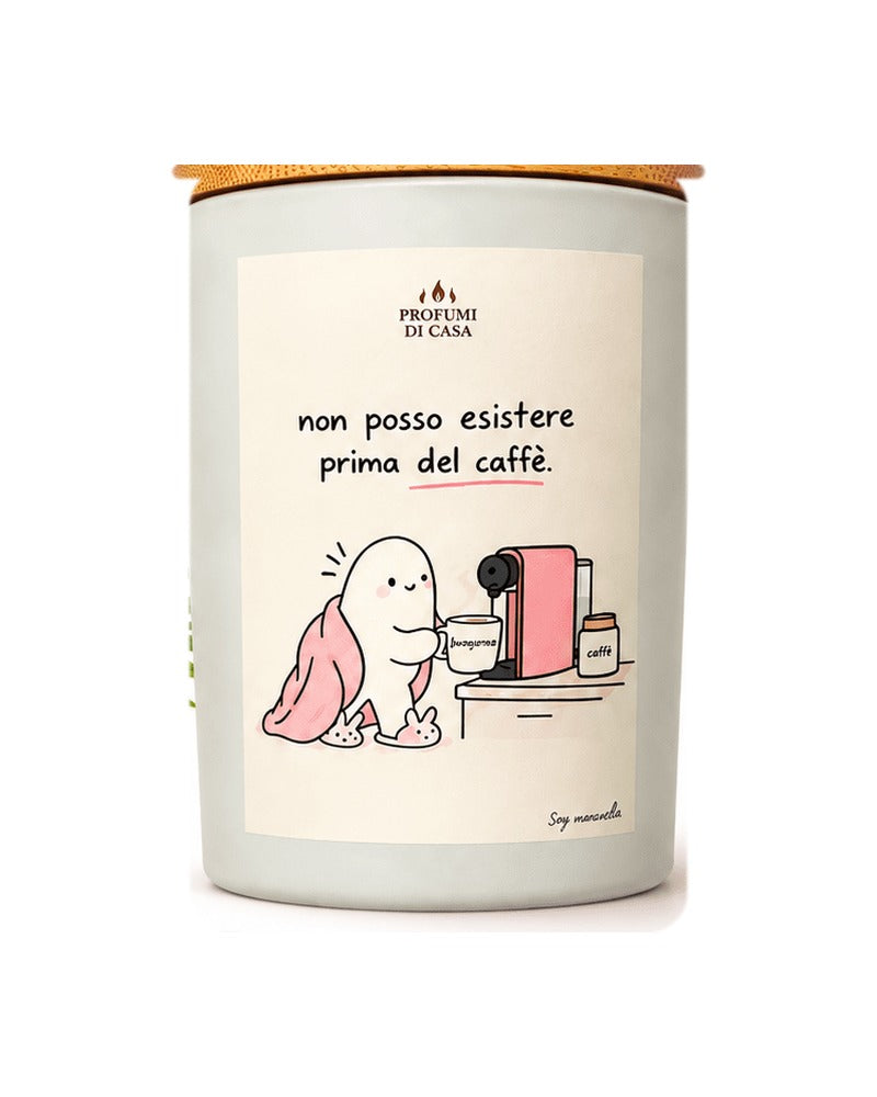 Candela Carol «Non posso esistere prima del caffè» con coperchio in bambù